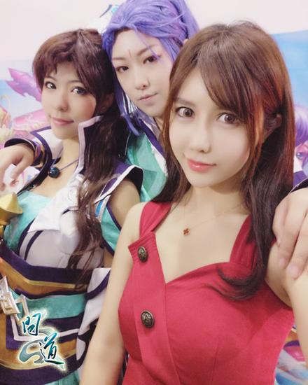 配图4：美女主播安玲与《问道》金男金女亲密合照