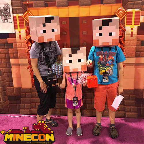 图9：在中国展区合影的外国玩家一家三口