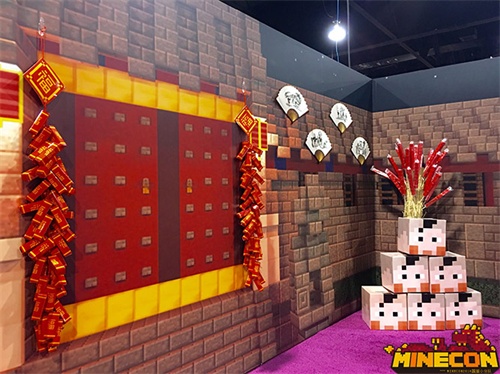 图8：MINECON中国展区的方形糖葫芦与大头娃娃