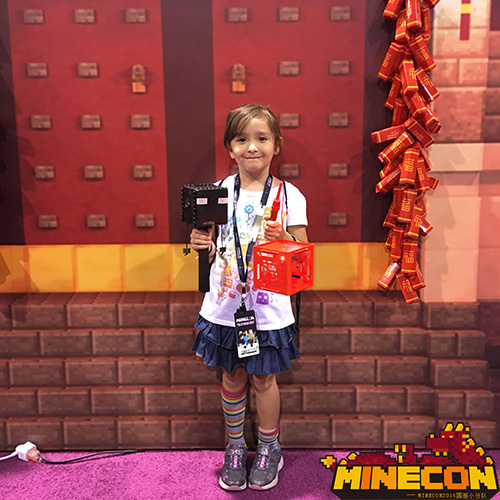 图11：拿着灯笼与末影人拨浪鼓与中国展区合影的国外小玩家