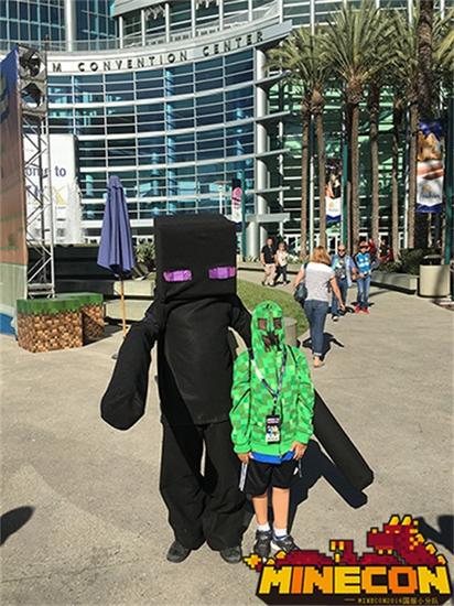 图4：MINECON会场外的末影人与苦力怕