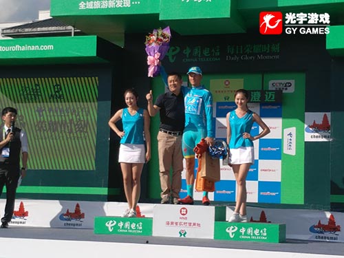 【配图2：光宇游戏副总裁为冠军颁奖