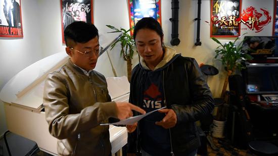 图4：录音师与歌手沟通