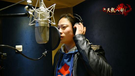 图5：老妖专注录音中