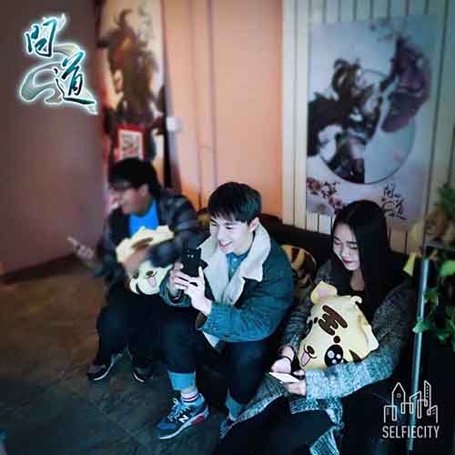 【配图1：杨宝心参与密室活动