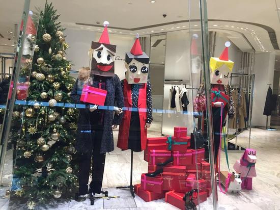 连卡佛商场内处处可见借鉴了《我的世界》方块像素元素的人偶和布置