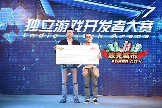 波克城市VP郭斌先生为第七届IPA冠军作品《心之形》颁奖