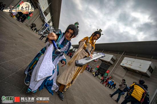 图16 古剑OL妙法、御剑门派coser