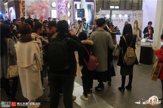 图2 《古剑奇谭网络版》展台人气高涨