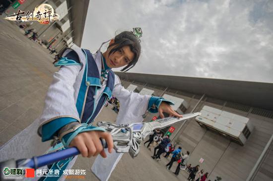 图13 古剑OL御剑门派coser