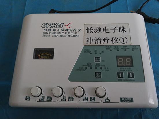 2016年8月18日,杨永信给记者示范电疗的仪器.