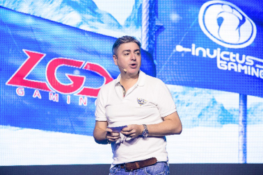 百威英博高层Bruno Cosentino先生，亲临现场为哈啤电竞军团加油打气