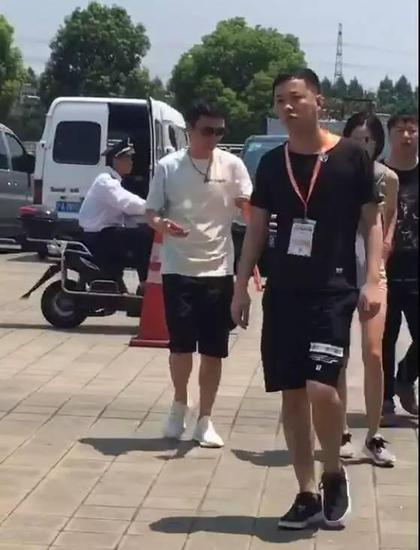 王思聪走进场馆。