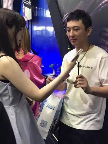 这个小编也不知道在干啥，难道是留了电话和微信？