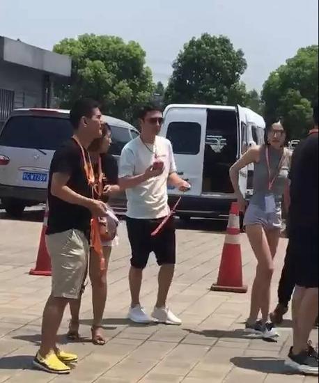 王思聪走进场馆。