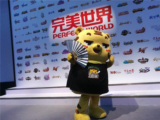 小虎惬意摇扇、悠然自得