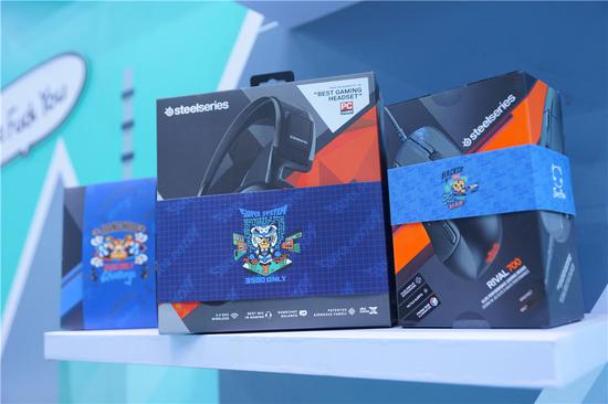 印有小虎包装的赛睿耳机、鼠标