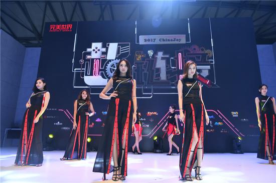 模特为观众演绎超链接时代的美丽_副本