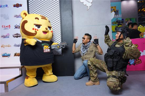 小虎霸气“枪”指两男 