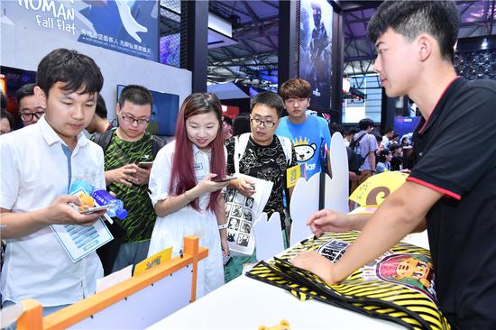 游客兴奋地欣赏小虎周边