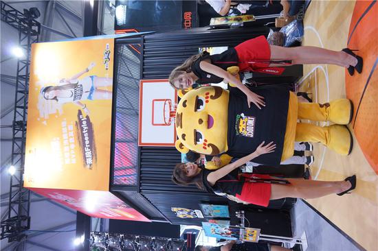 小虎与Showgirl浪漫合影