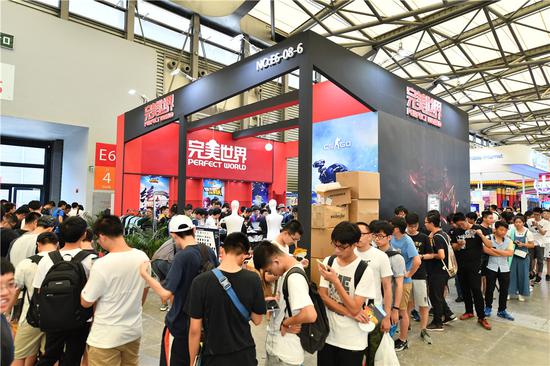 玩家排队等待进入展馆