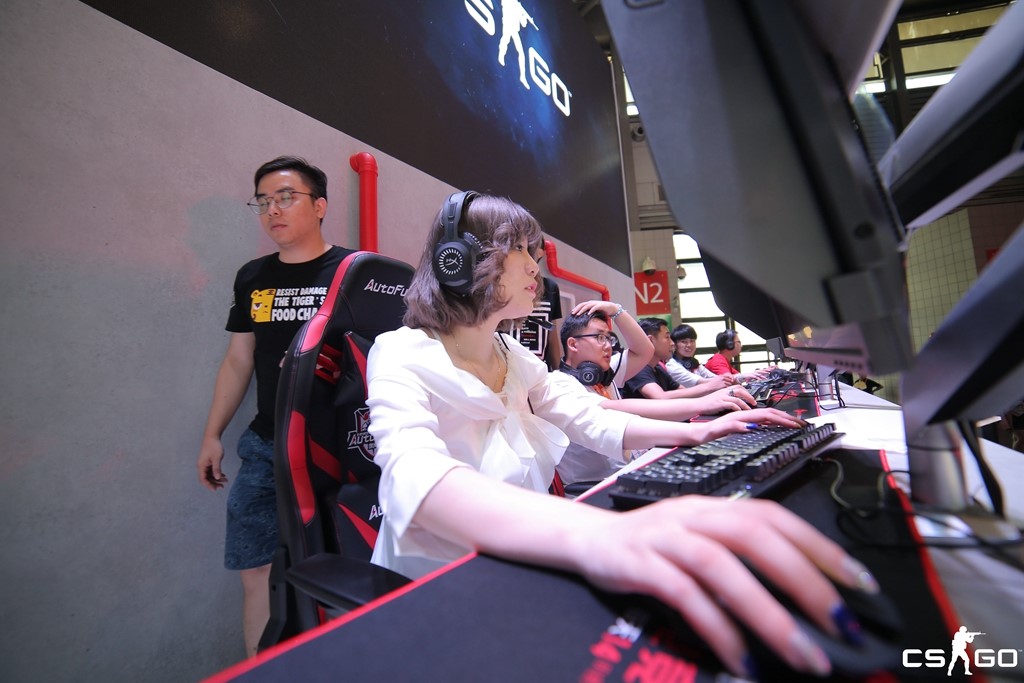 纤纤玉指，爆起头来绝不手软