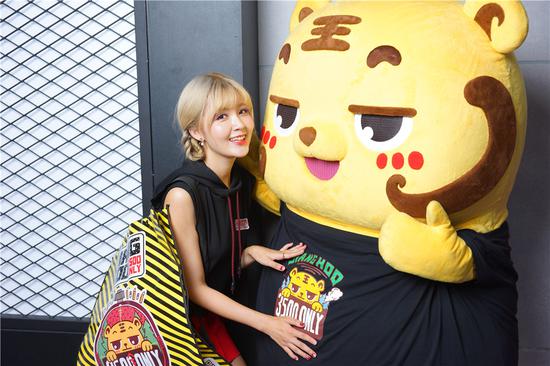 小美女与姜小虎甜蜜拥抱