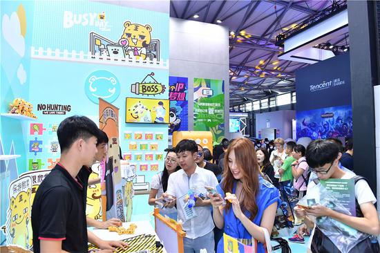 工作人员热心接待游客咨询