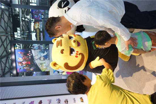 小虎和小朋友温馨互动