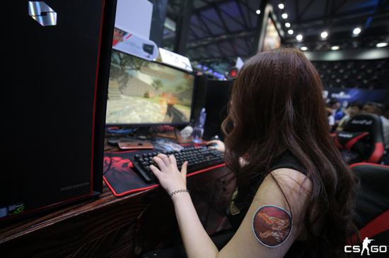 慕名前来挑战小姐姐的人人人人人人……另一边的试玩区也是炸开了锅