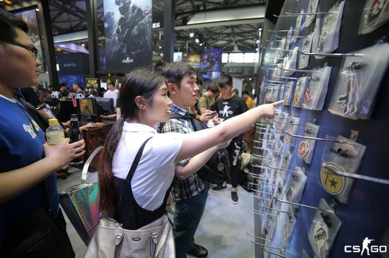 贴纸慕名前来挑战小姐姐的人人人人人人……另一边的试玩区也是炸开了