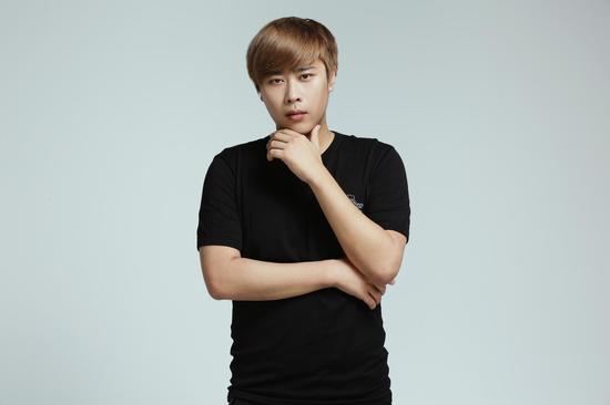 卢本伟（@皇族White）