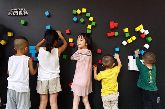 冒险家们正在材料采集任务点完成互动游戏