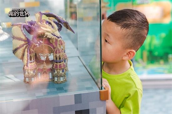 小小冒险家对3D打印区的展品很感兴趣