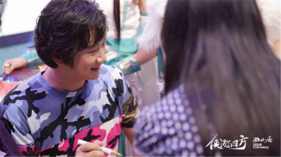 西山居展台郭炜炜签售会