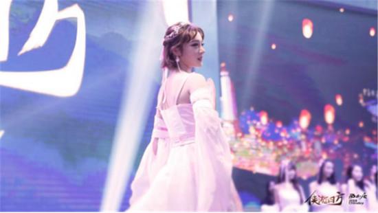 西山居展台超仙的ShowGirl小姐姐