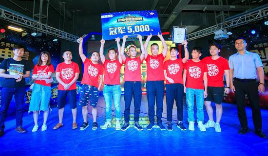 “火力全开”战队上台领奖