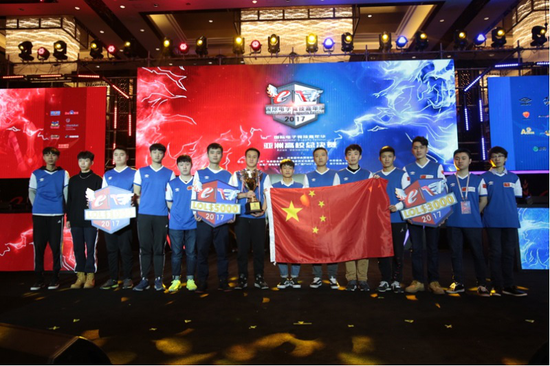 《英雄联盟》项目获奖选手合影