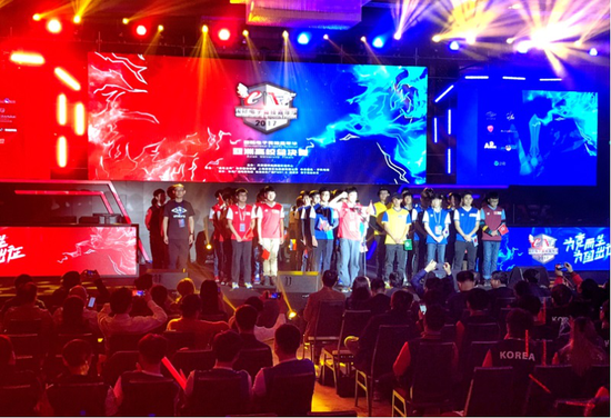 活动现场，选手代表登场