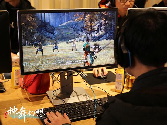 玩家们聚精会神地体验着《神舞幻想》