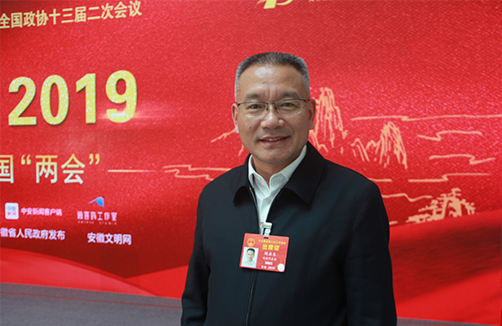 "全国人大代表,安徽省铜陵市市长胡启生说.