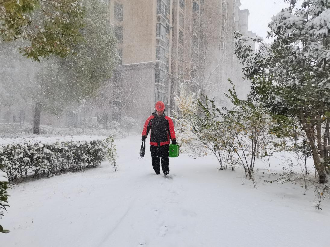 装维工程师踏雪而来 分秒必争保通信