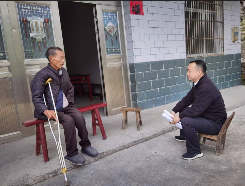 王松走访脱贫户徐传生,了解日常生活情况