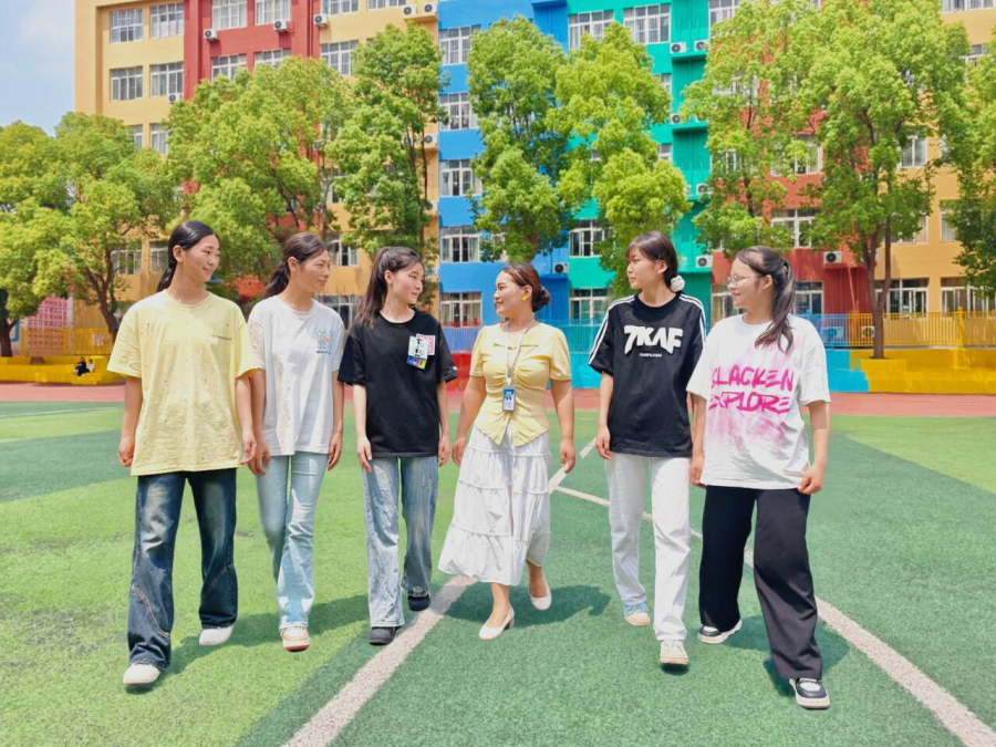 图为该校班主任与学生在一起