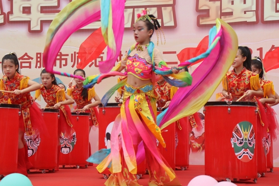 "初心信仰"篇章,25人敲击水鼓展示民族鼓乐神韵,激情表演敲出了志气和