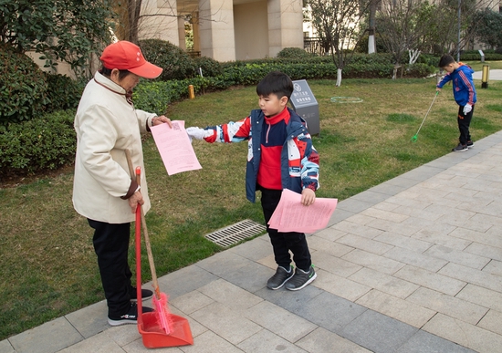 志愿者小朋友发放倡议书为热心公益的小朋友贴上志愿者标签家长带着