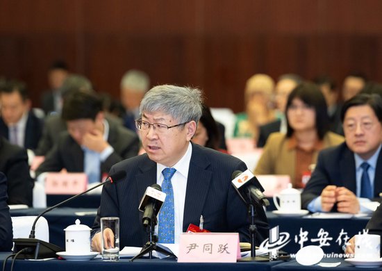 全国人大代表尹同跃在团组会议上发言