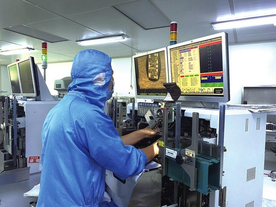 封测作业8月2日,记者来到青阳经济开发区大衍半导体公司,生产车间里"