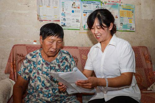 翟雪给村民介绍扶贫政策.张俊摄